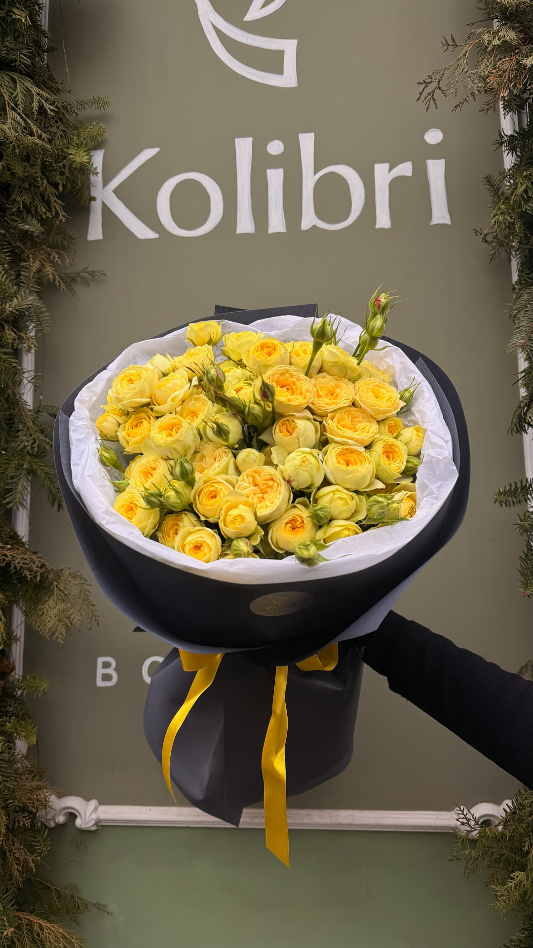 Жовті піоновидні кущові троянди